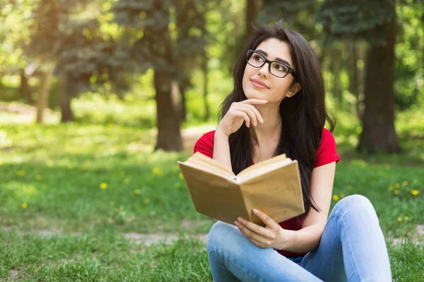 Mutlu kız parkta okuma