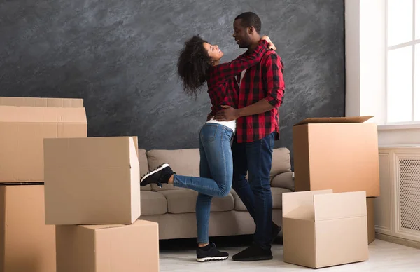 Lyckliga Afro amerikansk paret på nya hem — Stockfoto