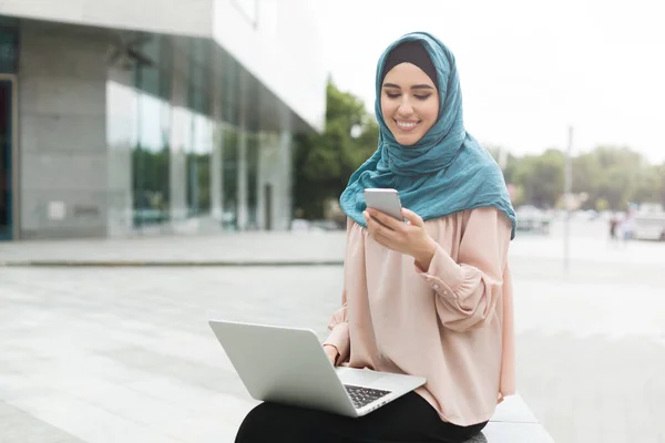 Muszlim nők segítségével kidolgozza szabadtéri hidzsáb — Stock Fotó