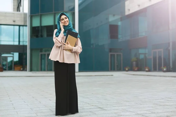 Wanita Muslim mengenakan jilbab di latar belakang perkotaan — Stok Foto