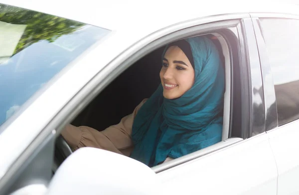 Moderne Arabische vrouw concept — Stockfoto