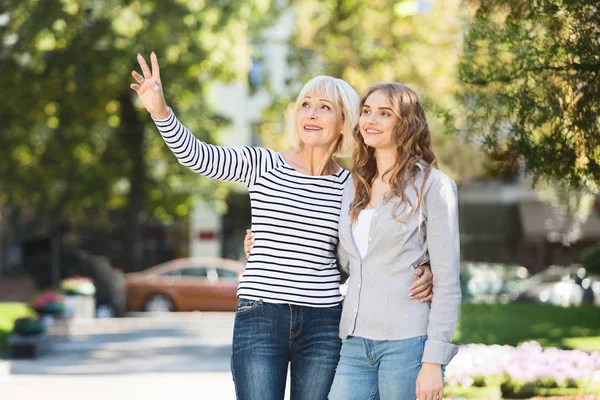 Lycklig dotter promenad med senior mamma i park — Stockfoto