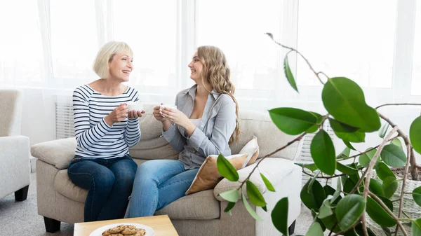 Mor och dotter umgås tillsammans, dricker kaffe — Stockfoto