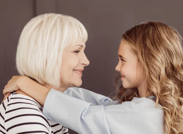 Büyükanne ve torunu birbirine bakarak