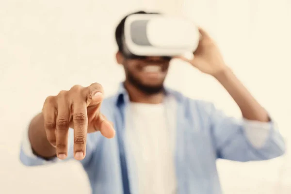 Wesoły człowiek próbuje okularów VR w domu — Zdjęcie stockowe