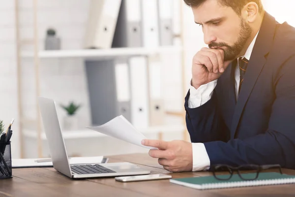 Joven analista del mercado financiero trabajando en el cargo — Foto de Stock