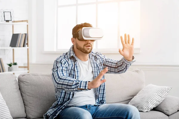 Молодий чоловік з гарнітурою віртуальної реальності грає у відеогру — стокове фото