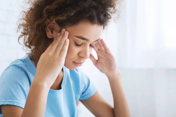 Afrikanisch-amerikanische Frau leidet zu Hause unter Kopfschmerzen — Stockfoto