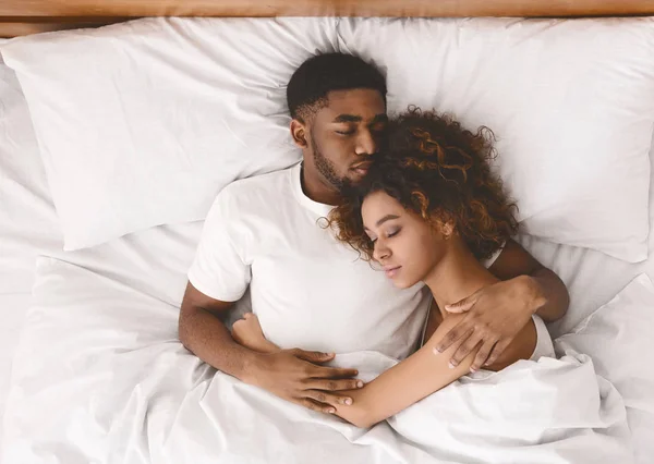 Young black couple sleeping together in bed — Stock Photo, Image