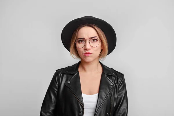 Mulher cuidadosa vestindo jaqueta de couro e óculos — Fotografia de Stock