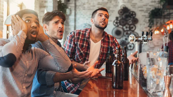 Triste macho amigos viendo fútbol en el bar — Foto de Stock