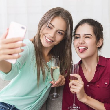 Selfie alarak ve şampanya içmek genç kadın