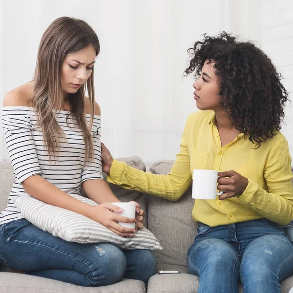 Vrouwen steunen haar vriendin, praten over problemen thuis — Stockfoto