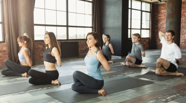 Yoga dersine modern stüdyo kavramı