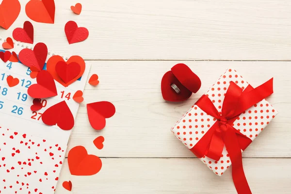 Tło valentine day, pudełko i serca na biały drewno — Zdjęcie stockowe