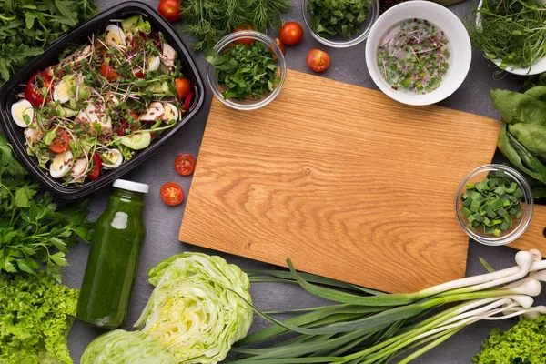 Detox alimentos com ingredientes na mesa da cozinha — Fotografia de Stock