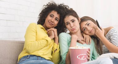 Kızlar Sevimli film izlerken ve evde patlamış mısır yemek