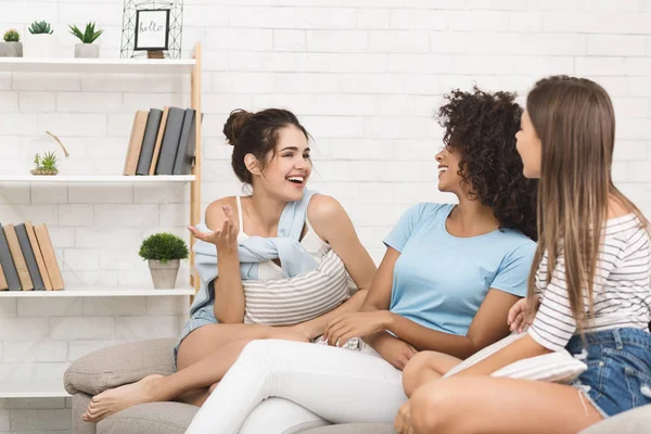 Feliz amigos do sexo feminino ter conversa amigável em casa — Fotografia de Stock