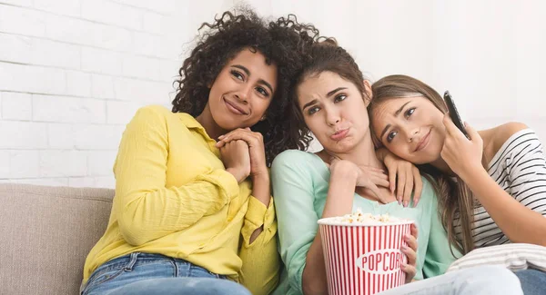 Meninas assistindo filme bonito e comer pipocas em casa — Fotografia de Stock