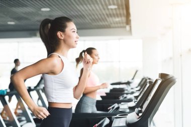 Spor salonunda treadmill çalışma dışarı kız