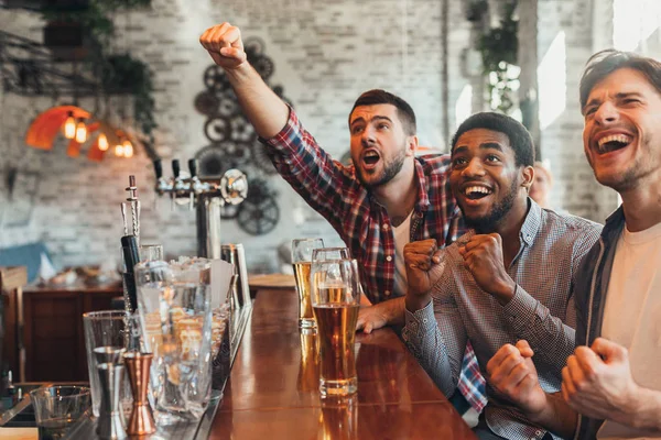 Erkekler Futbol Izlerken Spor Bar Favori Takım Zaferini Kutluyor — Stok fotoğraf