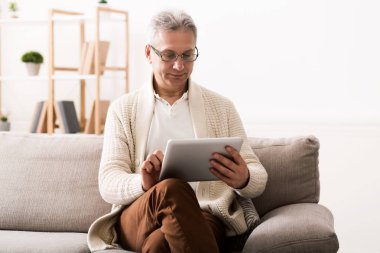 Olgun adam evde tablet haber okuma