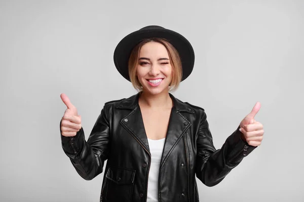 Happy woman showing thumbs up over background — Stock Photo, Image