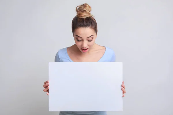 Mädchen mit leerem leeren Brett und Blick darauf — Stockfoto