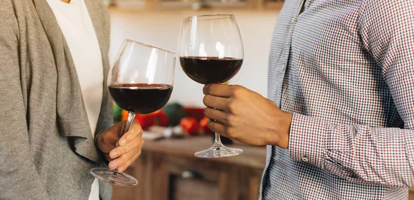 Pasangan bahagia merayakan dan bersorak dengan segelas anggur — Stok Foto