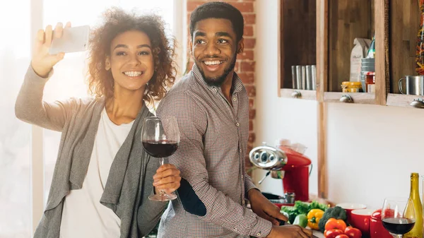 Schwarzes Mädchen macht Selfie mit ihrem kochenden Freund — Stockfoto