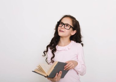 Açık kitap ile güzel kız