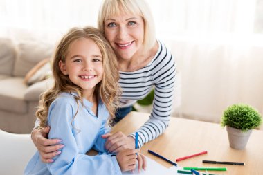 Büyükanne ve torunu evde birlikte vakit