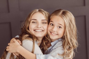 Birlikte boş vakit. Anne ve küçük kızı sarılma