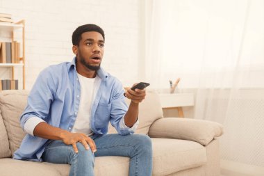 Afrikalı-Amerikalı adam evde, kopya alanı TV izlerken