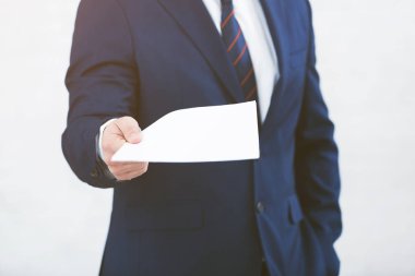 İmza, açık renkli kağıt germe işadamı