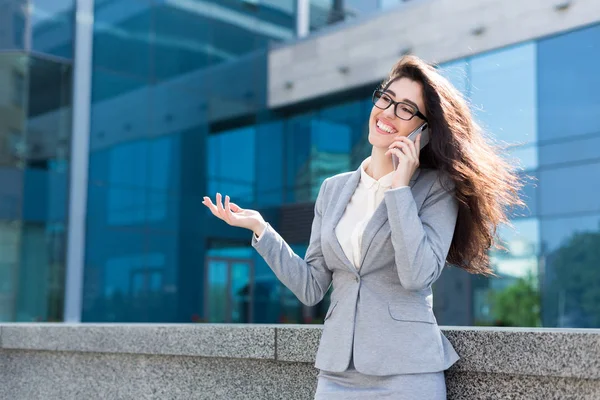 Porträt einer Geschäftsfrau im Freien — Stockfoto