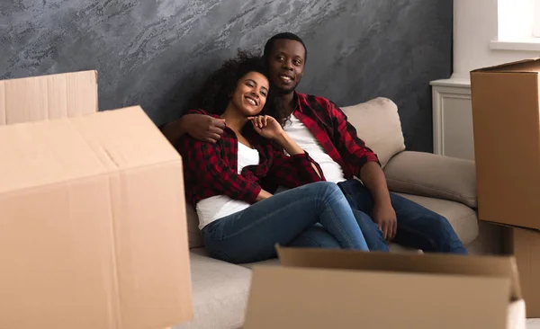 Feliz pareja afroamericana en nuevo apartamento — Foto de Stock