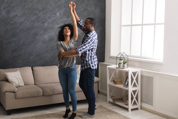 Pareja feliz bailando — Foto de Stock