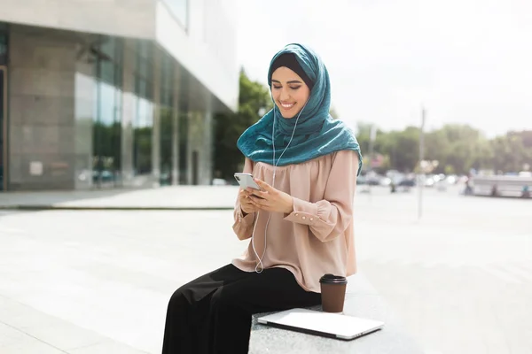 Muslim perempuan dengan hijab memiliki coffee break — Stok Foto