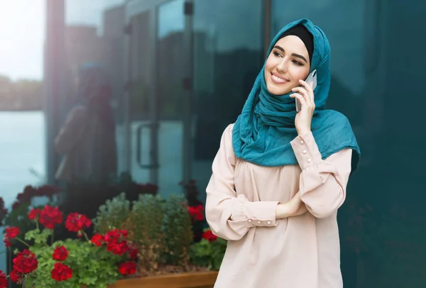 Islamitische vrouwen het dragen van hijab praten via de telefoon — Stockfoto