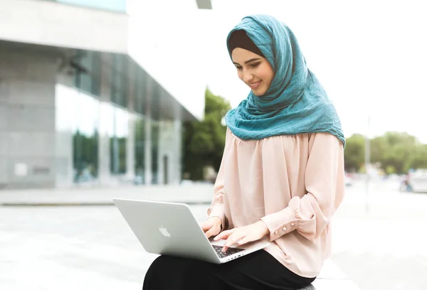 Portrait of modern arabian women with laptop. — Stok Foto