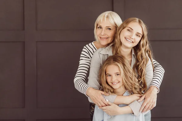 Tre generazioni di donne felici guardando la macchina fotografica — Foto Stock
