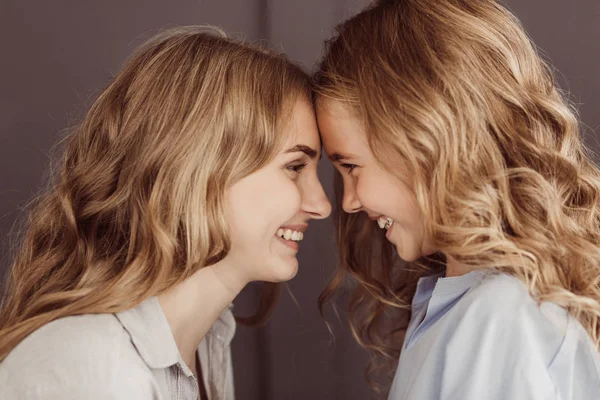 Liefdevolle moeder en dochter genietend van inschrijving moment samen — Stockfoto