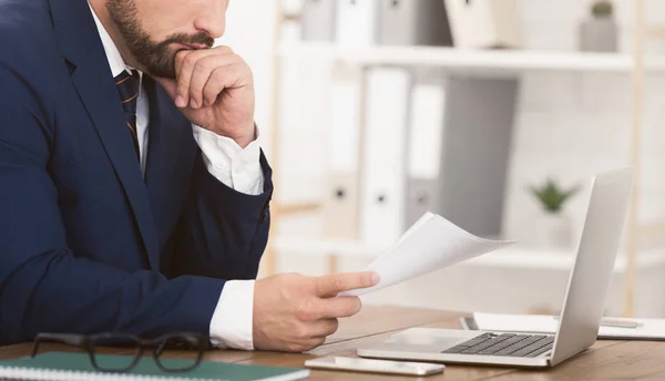 Financieel manager werken met documenten en laptop — Stockfoto