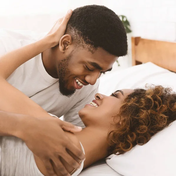 Amante negro pareja relajante en cama en casa , —  Fotos de Stock