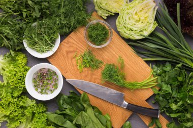 Taze detoks yemek mutfak masasında salata