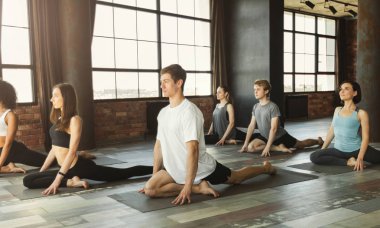 Loft Studio yoga yaparken öğrencilerin