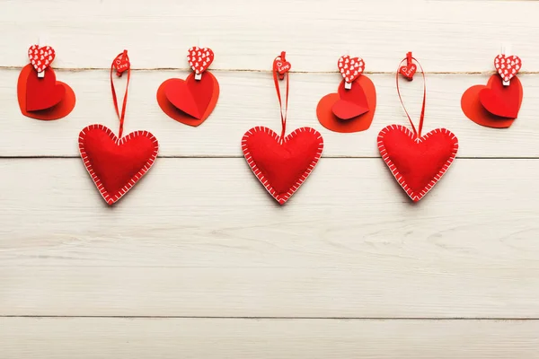 Valentinstag Hintergrund, Kissenherzen Rand auf Holz, Kopierraum — Stockfoto