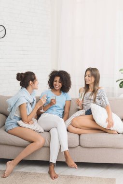 Şampanya içmek, evde pijama partisi kızlar