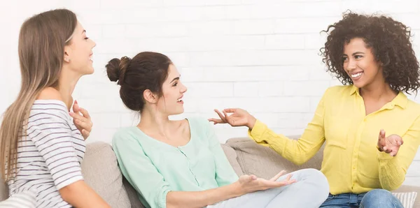 Female friends talking and gossiping at home — Stock Photo, Image